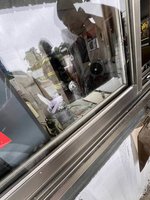 台中拖吊場警衛室遭鋼珠彈擊中　女保全受傷送醫