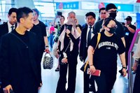濱崎步搭機返日　頻向粉絲揮手展現親和力