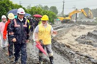 高雄山區道路晚間搶通  陳其邁：路一通物資就進去