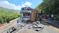 萬里曳引車撞客運1死14傷　警查鋼條超重4噸