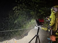 高雄山區雨勢過大　搜救南橫公路墜谷一家暫喊卡