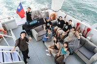 駁二嬉啤派對搭配文化遊艇　陸海雙體驗高雄風光