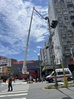 花蓮市住宅大樓火警 4人送醫1人無生命跡象