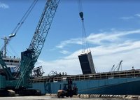 高雄港吊車翻覆貨櫃落海 司機逃出趴地輕傷送醫