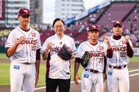 張善政為樂天金鷲隊開球 宣布11月台日韓交流賽