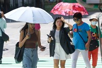 各地晴朗酷熱　吳德榮：颱風楊柳估13、14日通過台灣南端