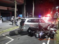 高雄男深夜逆向撞路旁13輛機車　警查獲毒品送辦