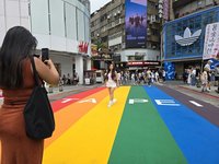 捷運西門站前彩虹地景回歸　遊客搶拍籲定期保養