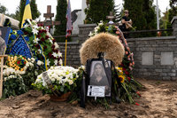 烏克蘭戰地記者遭俄羈押身亡　基輔告別式逾百人送行