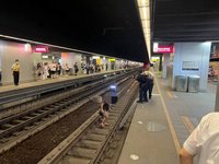 男疑酒醉高雄車站落軌無大礙　警擬依鐵路法裁罰