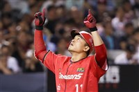 新人年起連10季雙位數轟　朱育賢寫紀錄擁抱林智勝