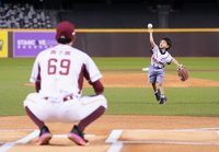 黃子鵬帶5歲兒子大巨蛋開球  是否打棒球自然發展