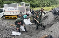 颱風直撲台東　國軍助大武鄉緊急堆沙包疏散居民