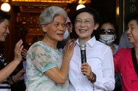 偕母參拜鳳山廟宇　林岱樺：堅定投入高雄市長選舉