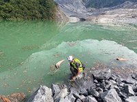馬太鞍溪堰塞湖空勤助壩頂裝水位計  估10月初溢流
