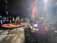 屏東東港機車騎士疑帶車落海　消防持續搜救