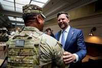 范斯探視駐華府國民兵　遇抗議遭噓「解放華府」