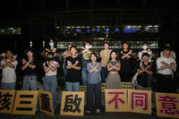 屏東青年號召反核三重啟  周春米送青草茶打氣