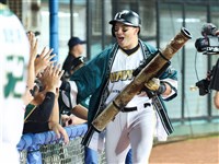 台鋼雄鷹維持競爭力　吳念庭：跟年輕球員一起成長