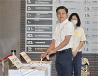 侯友宜陪羅明才投票　黃國昌新北板橋投公投票