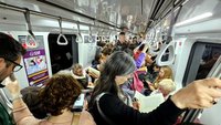 阿根廷地鐵化身閱讀魔法列車　乘客攜書共讀擠滿車廂