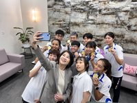 接見屏東優秀選手　周春米頒獎金勉續「穿金戴銀」