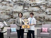 接見屏東優秀選手　周春米頒獎金勉續「穿金戴銀」
