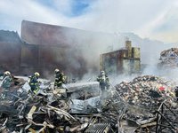 松山機場旁資源回收場起火　北市消急滅火無傷亡