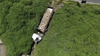 新北瑞芳台2線車禍 砂石車衝破護欄卡邊坡駕駛亡