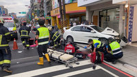 新北無照男駕汽車疑暴衝　撞對向6機車致6人送醫
