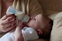 媽媽餵奶粉爭議　專家：配方奶乳糖不可與飲料蔗糖混為一談