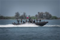 強化艦艇與灘岸間應變作戰 海軍新購兩棲偵搜橡皮艇