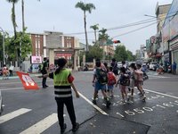 開學日中市警分局全面護童  巧扮鬼滅宣導交通安全