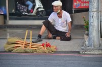 肩扛百年技藝與人情溫暖  98歲掃帚阿公巡市叫賣