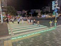 府中捷運站試辦行人地面警示燈　提升路口安全