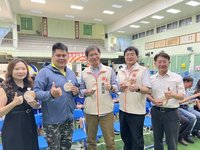 屏東里港青農回饋鄉里  斥資百萬讓學童每週喝果汁