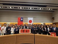 國民黨27立委訪日眾議院　傅崐萁致贈「互愛」匾額