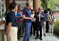 鄭英耀訪視阿里山學校雙語教育　盼突破城鄉差距
