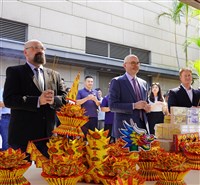AIT普渡在地零食上供桌　谷立言中文誦讀祝禱文