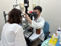 6旬婦視力霧茫以為白內障復發  竟是視網膜剝離