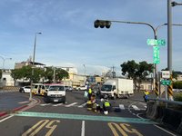 苗栗貨車疑未遵守號誌左轉　撞飛機車騎士、乘客