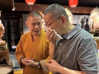 交保後首度祭拜父親牌位　柯文哲哽咽