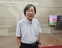 民進黨2026選對會首次會議　邱義仁微笑赴會