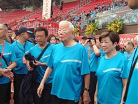 張忠謀夫婦遛狗走路健身 11/8將出席台積電運動會