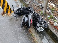 花蓮男酒駕雙載自撞電桿　騎士重傷、21歲女不治