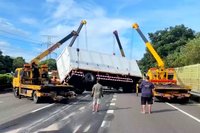 國3聯結車大溪路段翻覆佔3車道　疑子車脫鈎釀禍