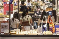 前8月零售營收負成長　經部：扣除汽機車仍年增1.3%