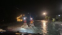 徒步深入光復災區  台東消防漏夜搜救發現命危災民