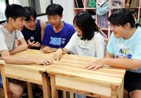 嘉大教室換裝135套柳杉木課桌椅　等同封存4噸碳排