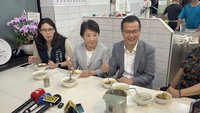 盧秀燕合體羅智強吃肉圓老店　獻上祝福及加油
